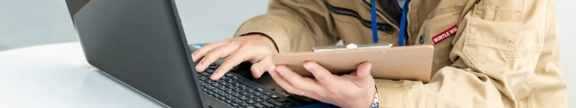 書類の内容をPCに打ち込んでいる様子