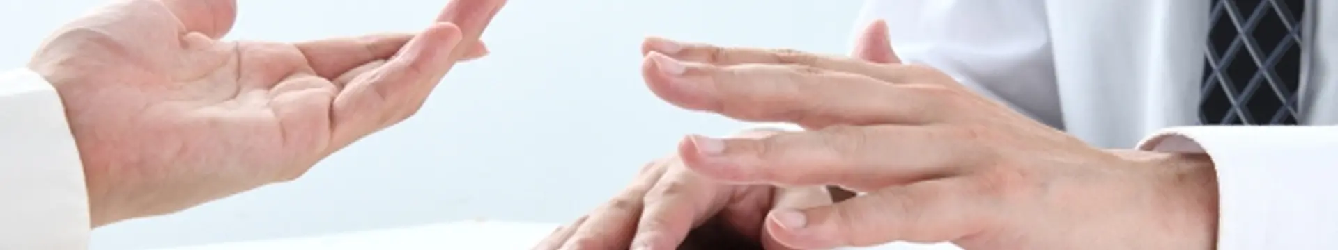 手振りで説明している様子